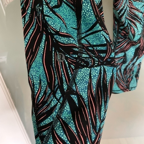 🌸Host Pick🌸 Lululemon Tight Stuff Crop Pant Palm Lace Tofino Teal Multi … - Picture 5 of 6